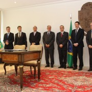 Da esquerda para a direita, Alex Ellis (Embaixador Britânico no Brasil), Eduardo Recoder de La Cuadra (Presidente da AstraZeneca Brasil), Glaucius Oliva (Presidente do CNPq), Jorge Guimarães (Presidente da CAPES), Sérgio Gargione (Presidente do CONFAP), George Osborne (Ministro das Finanças Britânico) e Marco Antônio Zago (Reitor da USP).
